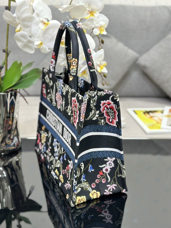 Handbag Dior M1286 size 42 x 35 x 18.5 cm