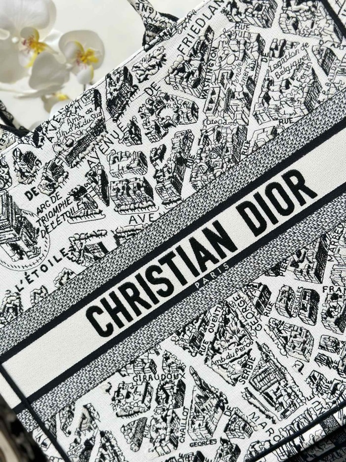 Handbag Dior M1286 size 42 x 35 x 18.5 cm