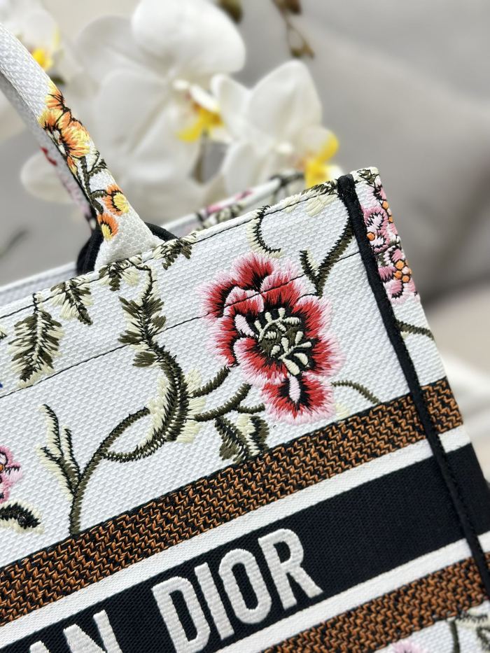 Handbag Dior M1286 size 36 x 27.5 x 16.5 cm