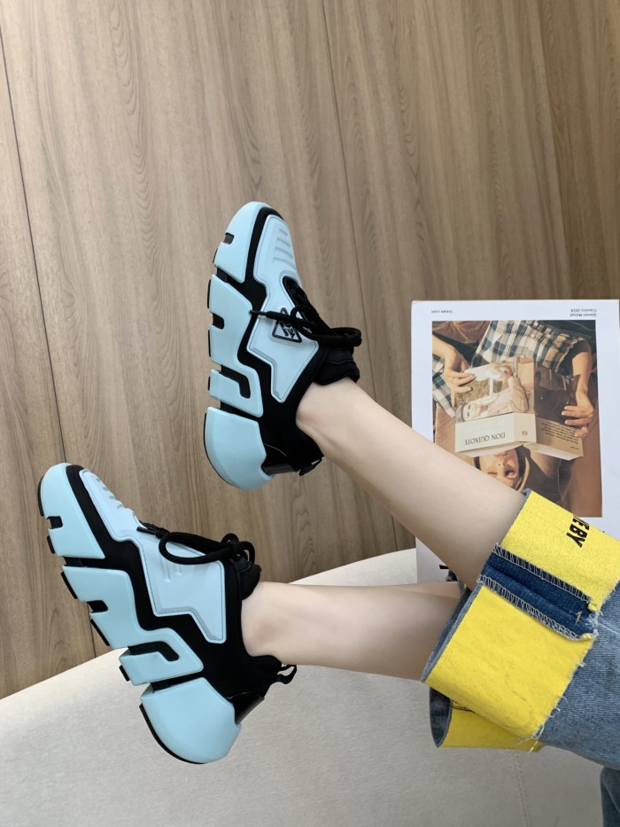 Prada Low Top sneaker 39
