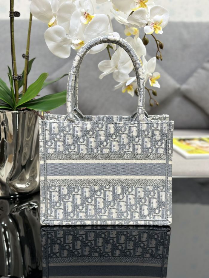 Handbag Dior M1286 size 26.5 x 21 x 14 cm