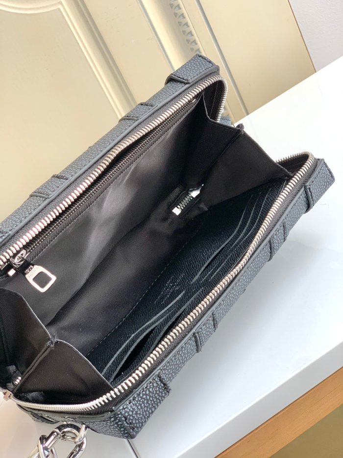 Handbag Louis Vuitton M81776 size 22.5-14-5 cm