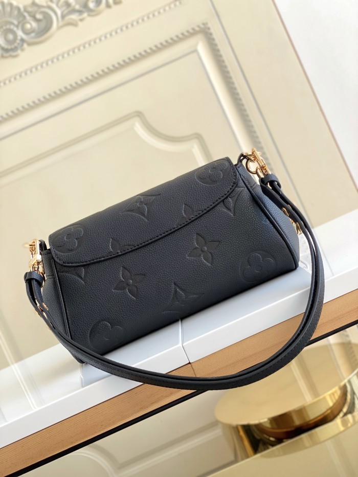 Handbag Louis Vuitton M45813 size 24 x 14 x 9 cm