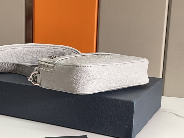 Handbag Dior size 22 x 15 x 6 cm