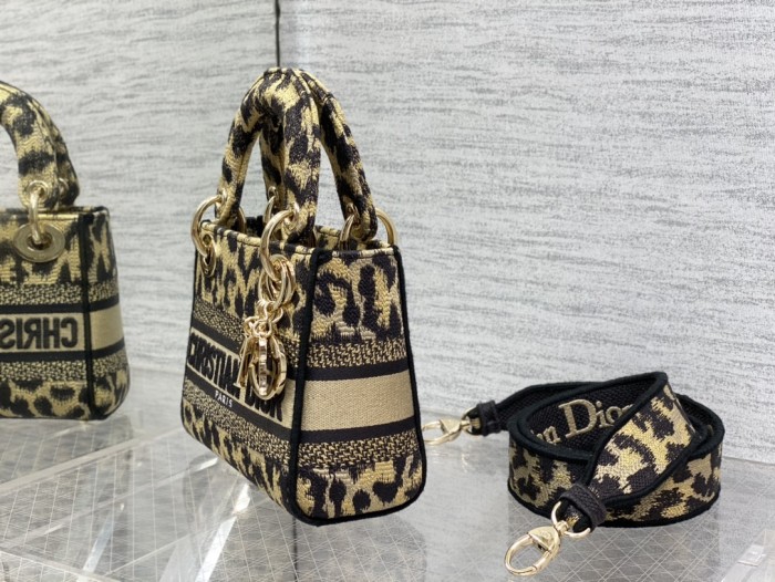 Handbag Dior size 𝟏𝟕 𝐜𝐦