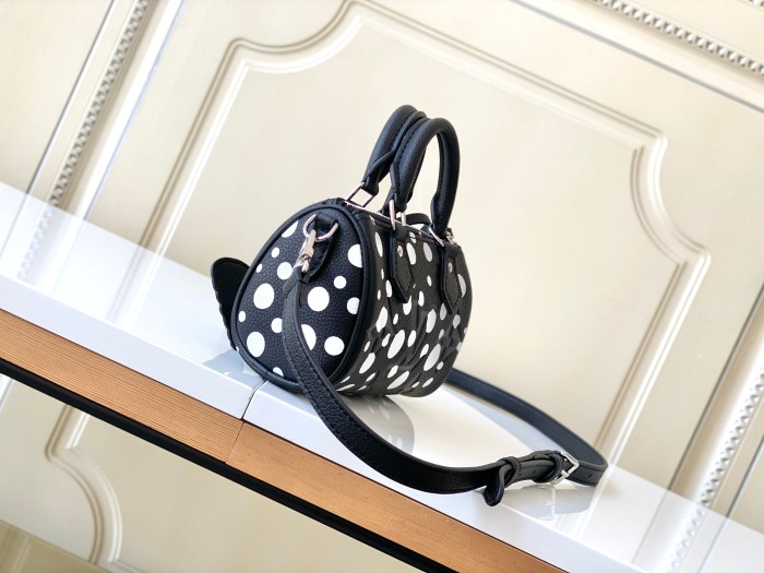 Handbag Louis Vuitton M81910 size 16X11X9cm