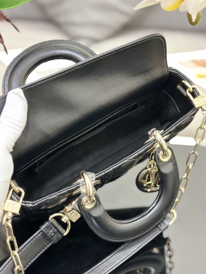 Handbag Dior M0613 size 22 x 12 x 6 cm