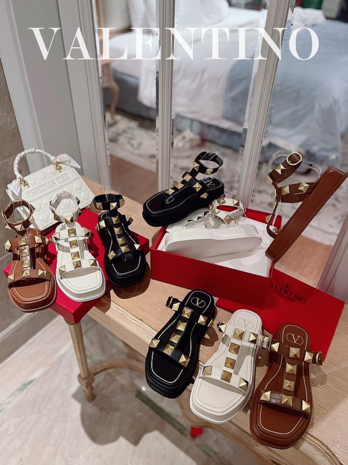 VALENTINO GARAVANI Roman Stud WOMEN 1