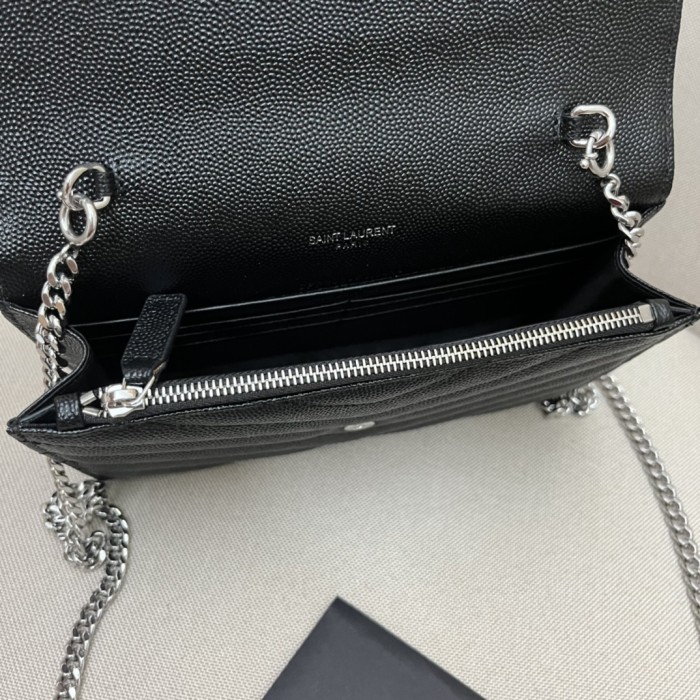 Handbags SAINT LAURENT 393953 size 19x11.5x4 cm