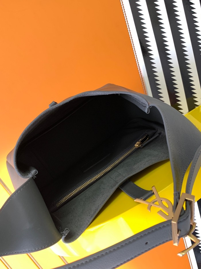 Handbags SAINT LAURENT 713938 size 22x22x10 cm