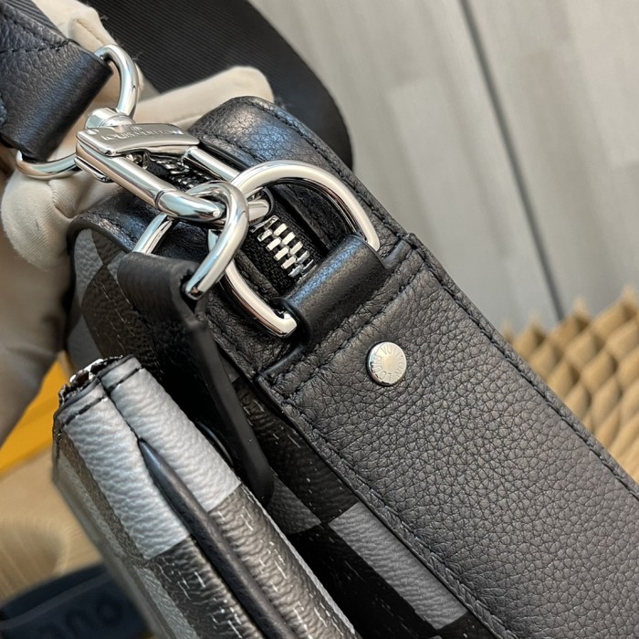 Handbag Louis Vuitton M80401 size 25 x 18.5 x 7 cm