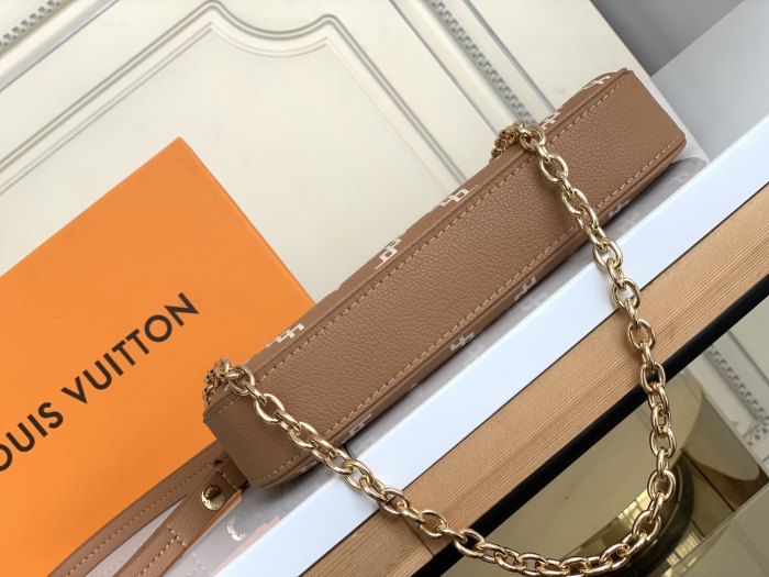 Handbag Louis Vuitton M81137 size 19x 11.5 x 3 cm