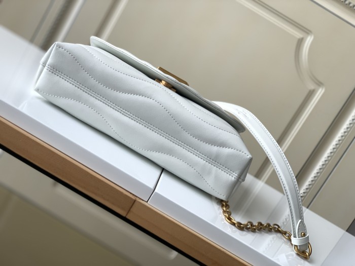 Handbag Louis Vuitton M58549 size 24x14x9 cm