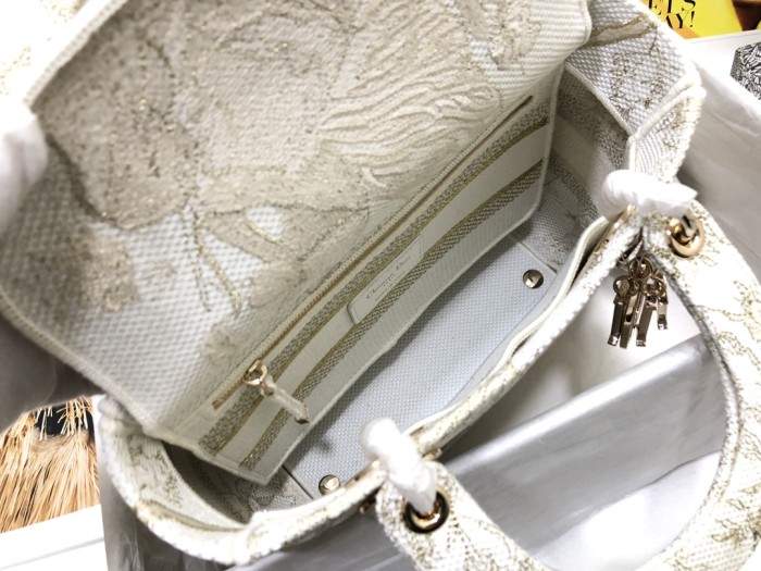 Handbag Dior M0565 size 24 x 20 x 11 cm