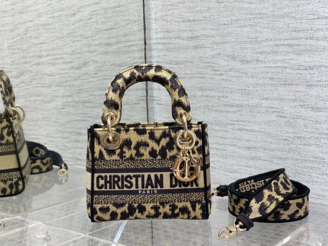 Handbag Dior size 𝟏𝟕 𝐜𝐦