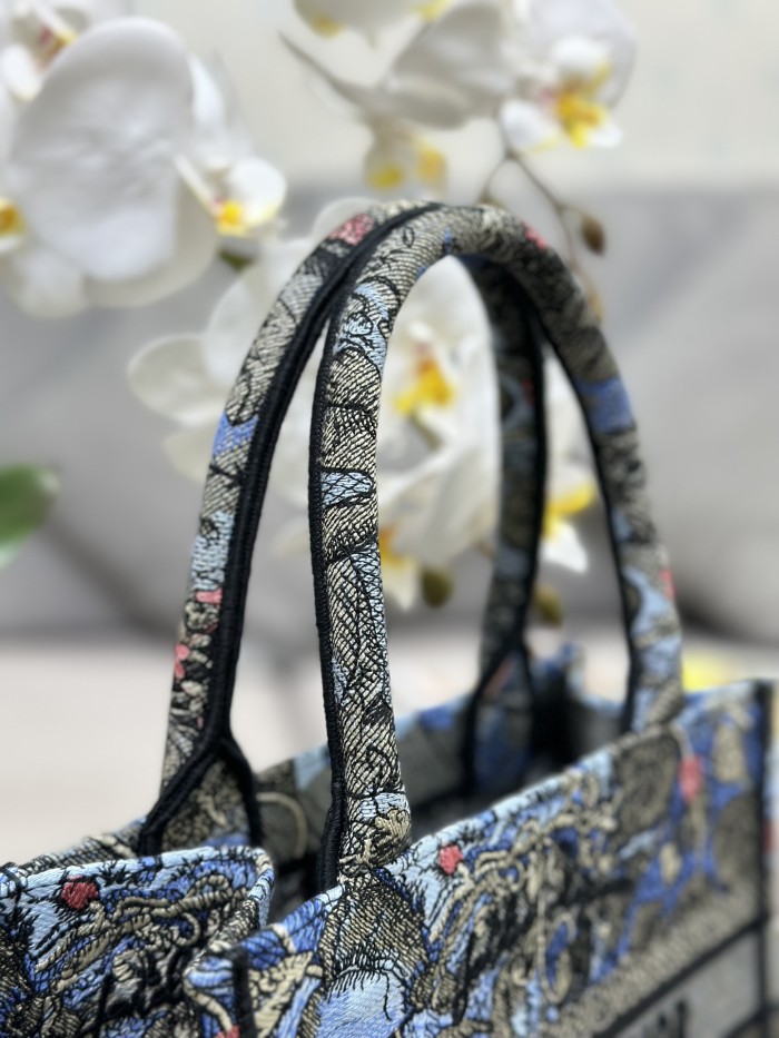 Handbag Dior M1286 size 26.5 x 21 x 14 cm