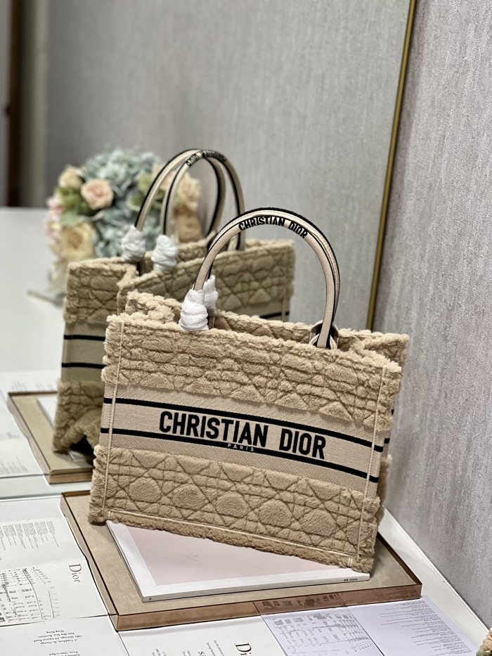 Handbag Dior 1286 size 36×28 cm