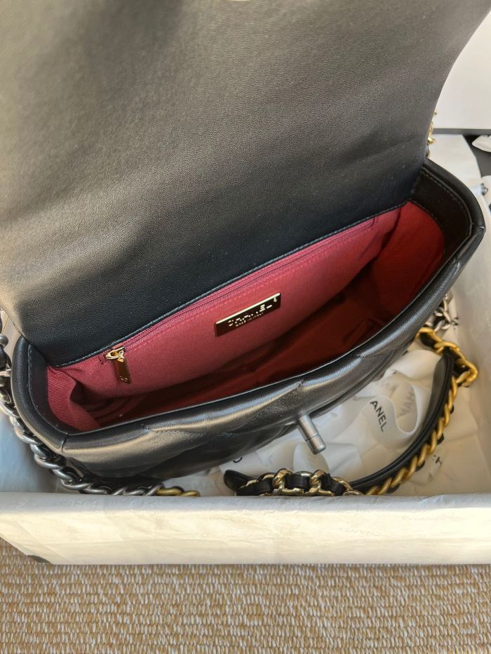 Handbag Chanel size 26cm／30 cm