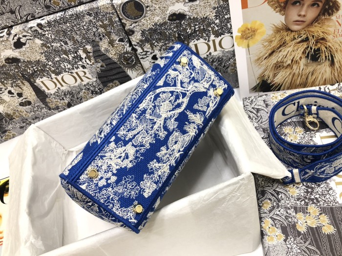 Handbag Dior M0565 size 24 x 20 x 11 cm