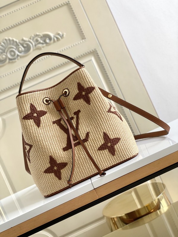 Handbag Louis Vuitton m57704 size 26 x 26 x 17.5 cm