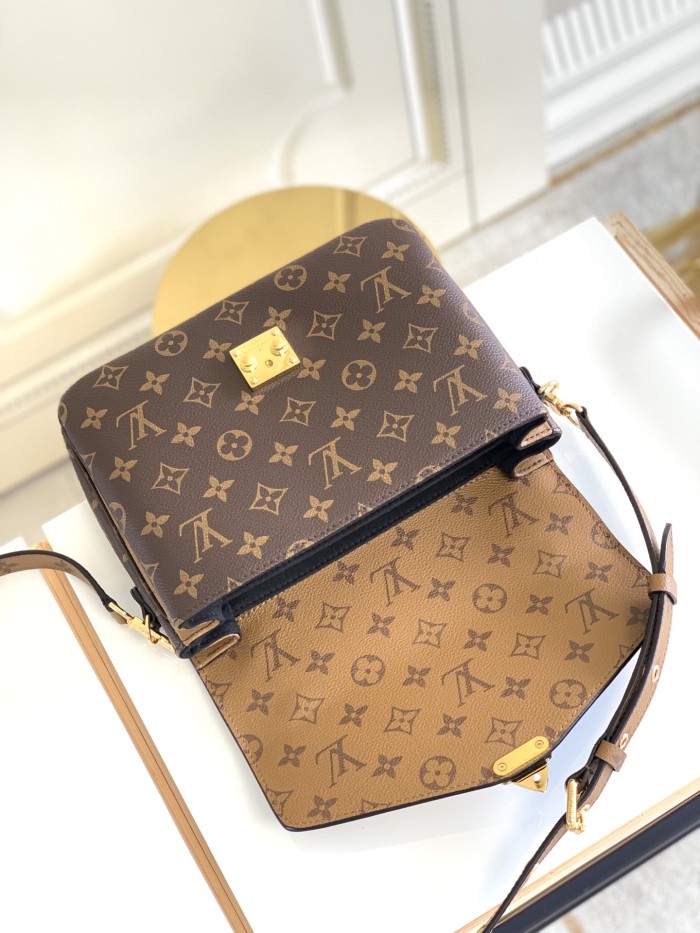 Handbag Louis Vuitton M41465 size 25 x 19 x 9 cm