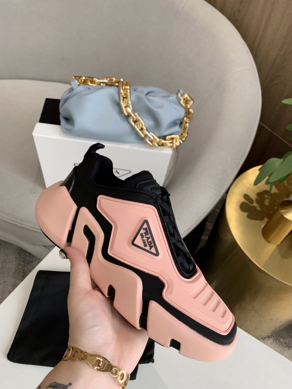 Prada Low Top sneaker 43
