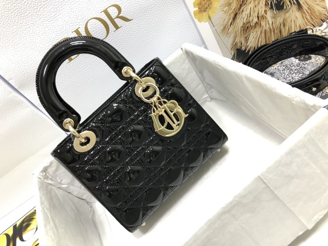 Handbag Dior M0538 size 20 x 16.5 x 8 cm