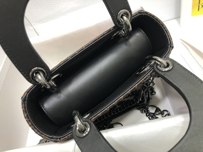 Handbag Dior M0505 size 17 x 15 x 7 cm