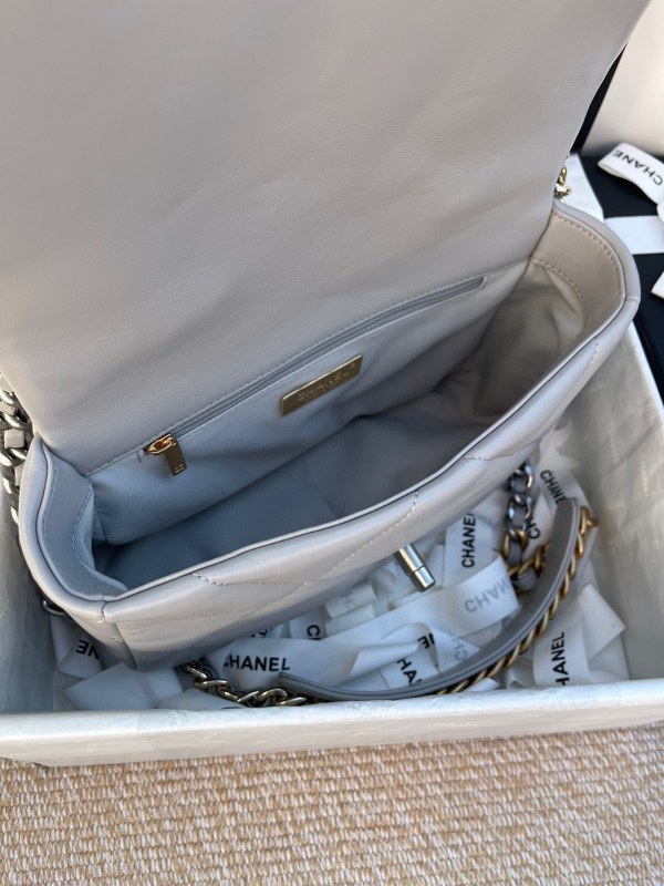 Handbag Chanel size 26cm／30 cm