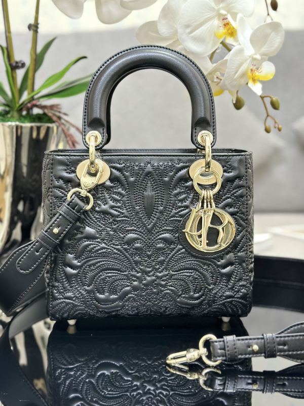Handbag Dior M0538 size 20 x 16.5 x 8 cm