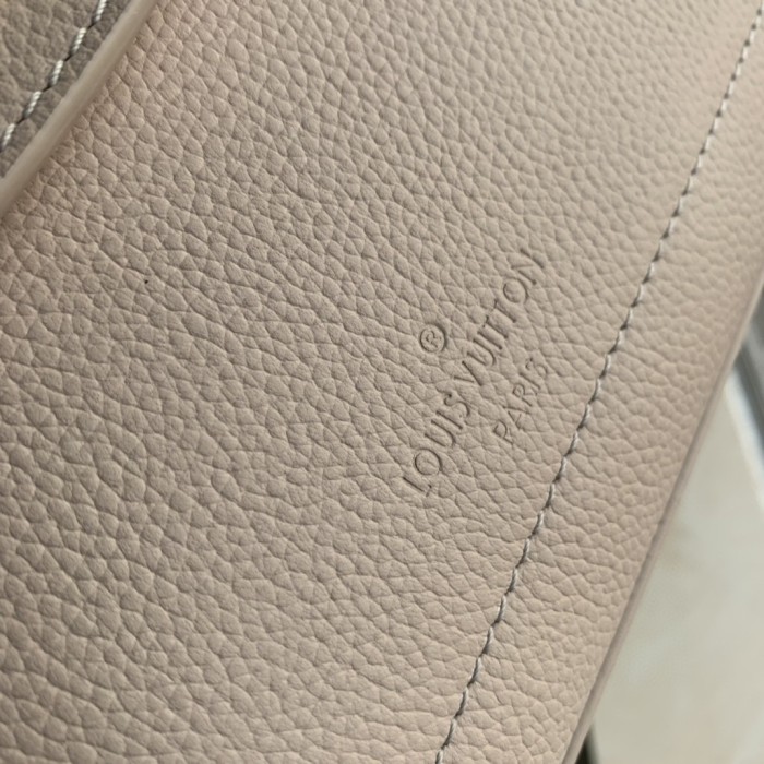 Handbag Louis Vuitton M21088 size 23cmx 17cmx 10cm