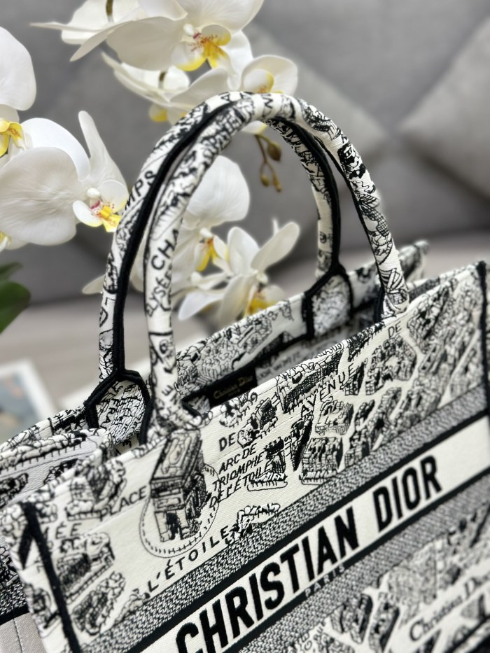 Handbag Dior M1286 size 36 x 27.5 x 16.5 cm