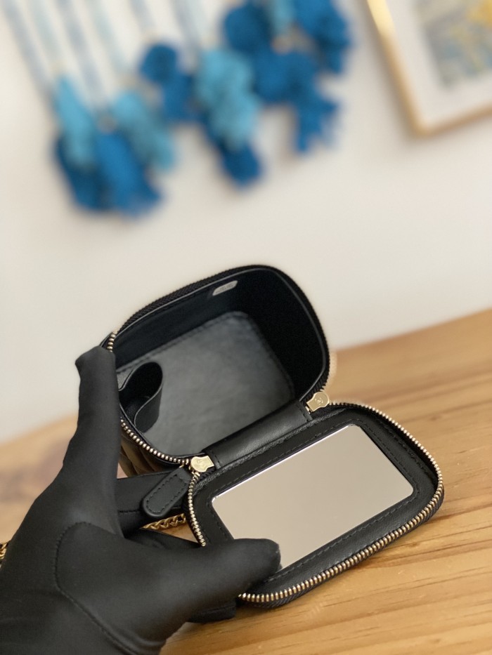 Handbag Chanel 81218 size 11 8.5 7 cm