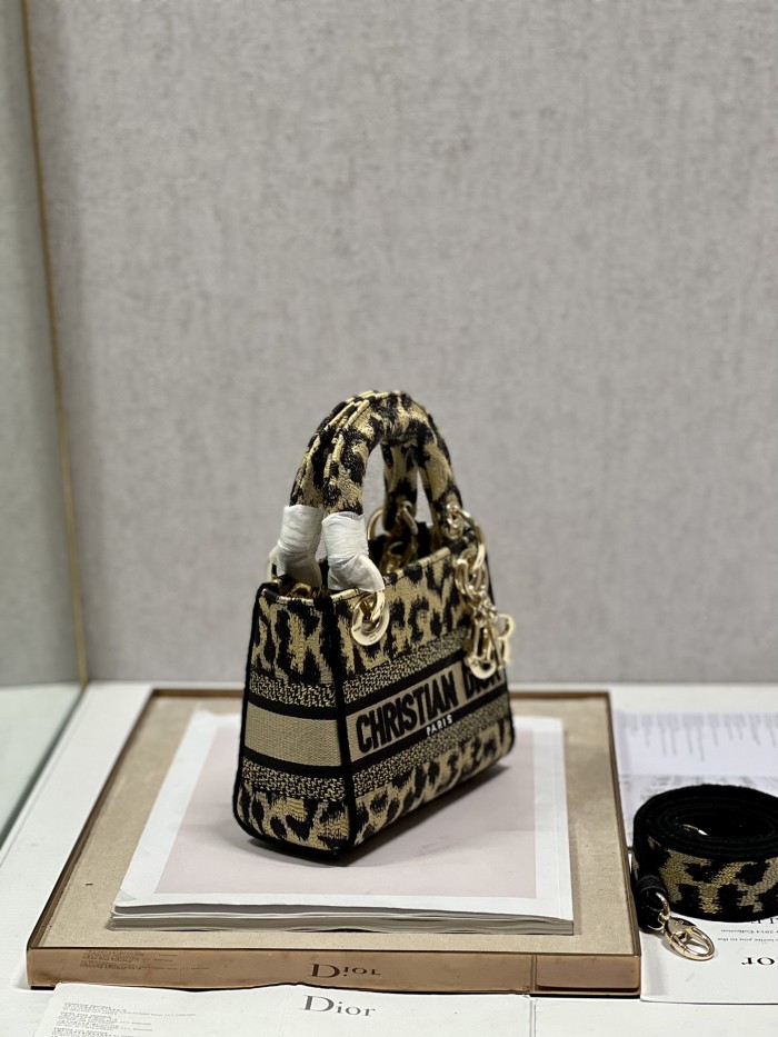 Handbag Dior 9028 size 17×7.5×14 cm