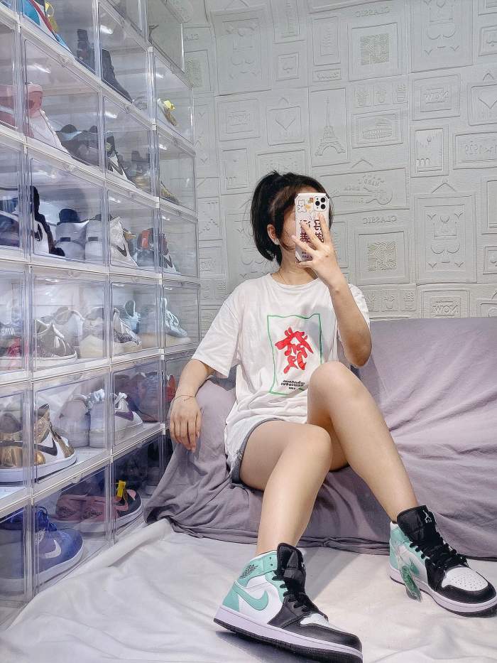 Jordan 1 Mid Tropical Twist Igloo