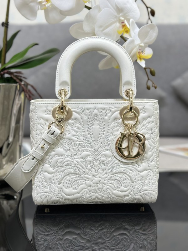 Handbag Dior M0538 size 20 x 16.5 x 8 cm