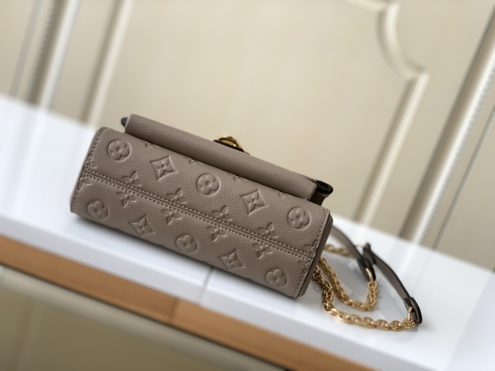 Handbag Louis Vuitton M44550 size 21x15x8 cm