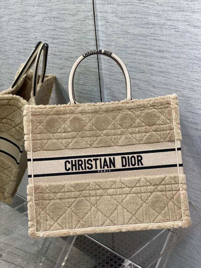 Handbag Dior size 42*35*18 cm