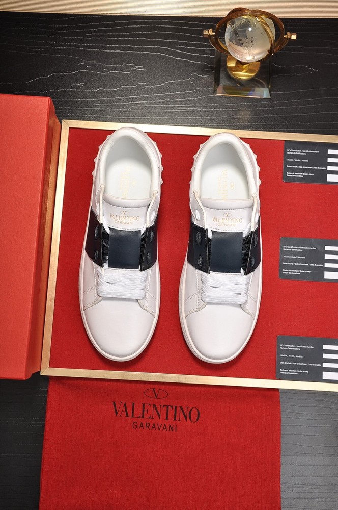 Valentino Garavani Rockstud Untitled calfskin sneaker 26