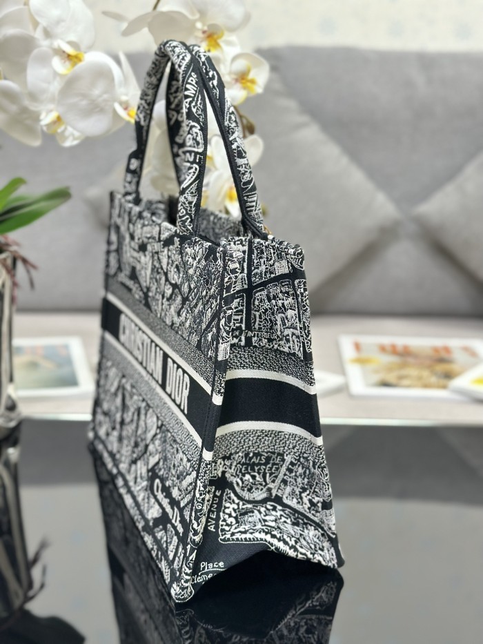 Handbag Dior M1286 size 36 x 27.5 x 16.5 cm