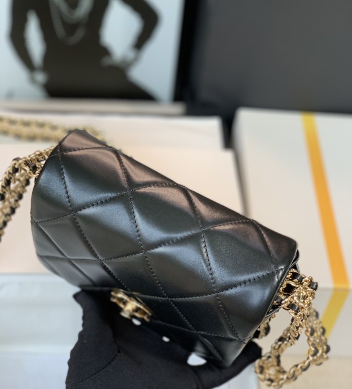 Handbag Chanel size 18 cm