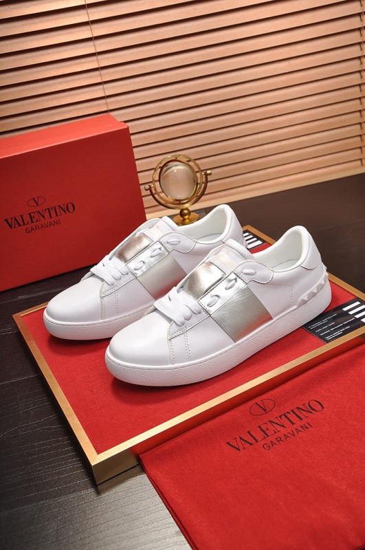 Valentino Garavani Rockstud Untitled calfskin sneaker 32