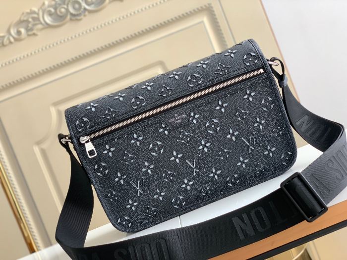 Handbag Louis Vuitton m21358 size 35 x 24 x 8 cm