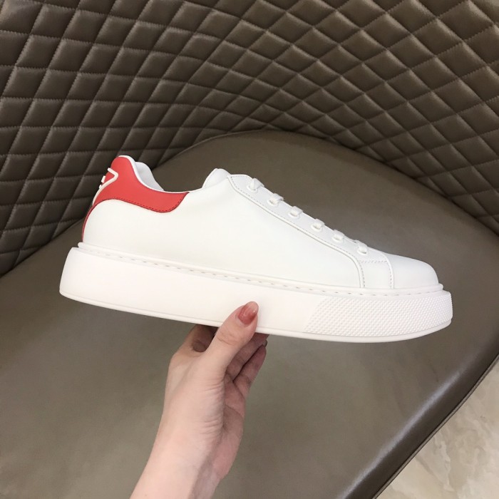 Prada Low Top sneaker 35