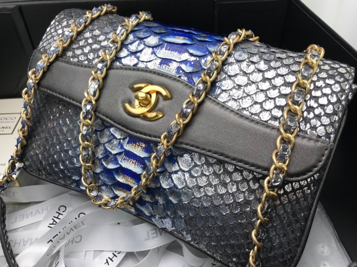 Handbag Chanel size 24.5cm*15.5cm*8.5 cm.
