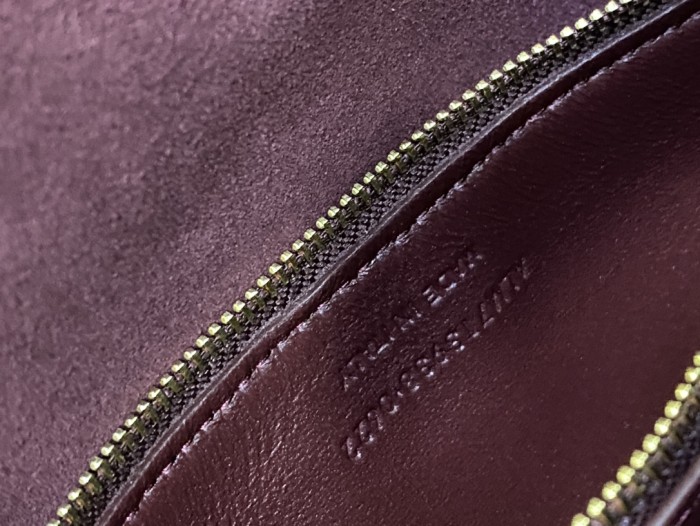 Handbags SAINT LAURENT 713938 size 24x24x10 cm