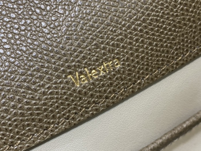 Handbag VALEXTRA size 𝟐𝟐*𝟏𝟔'𝟓*𝟏𝟐 𝐂𝐦