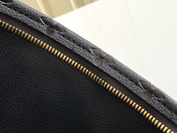 Handbag Louis Vuitton M45665 size 26X20X5 cm