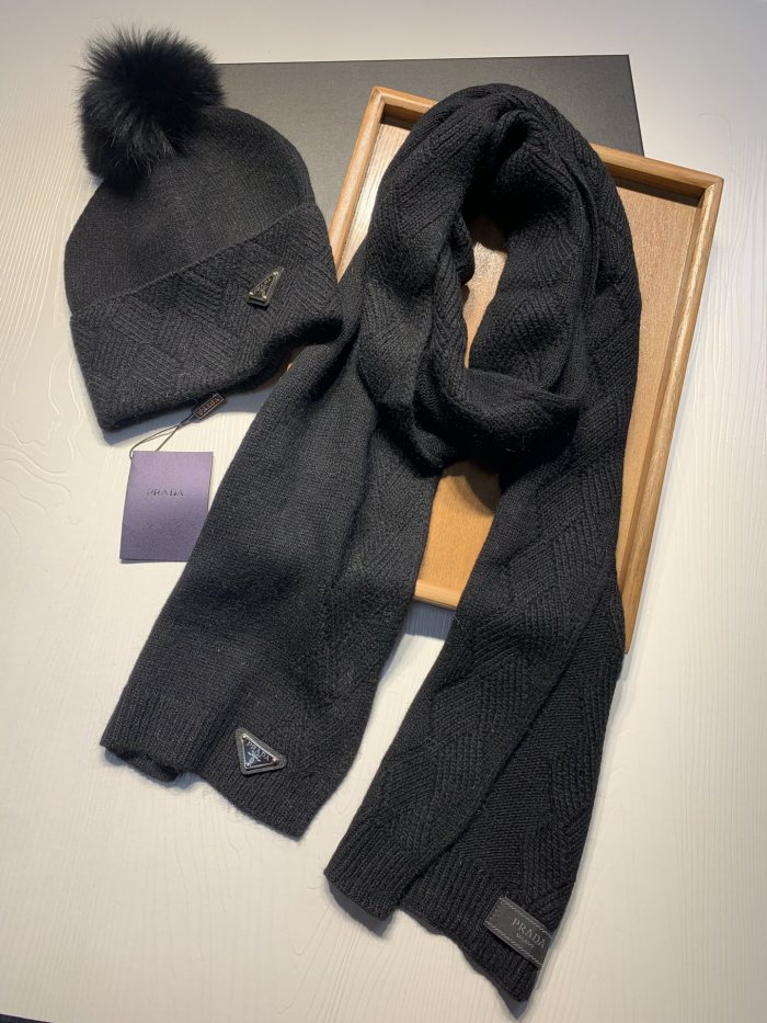 Hat & Scarf Prada 3