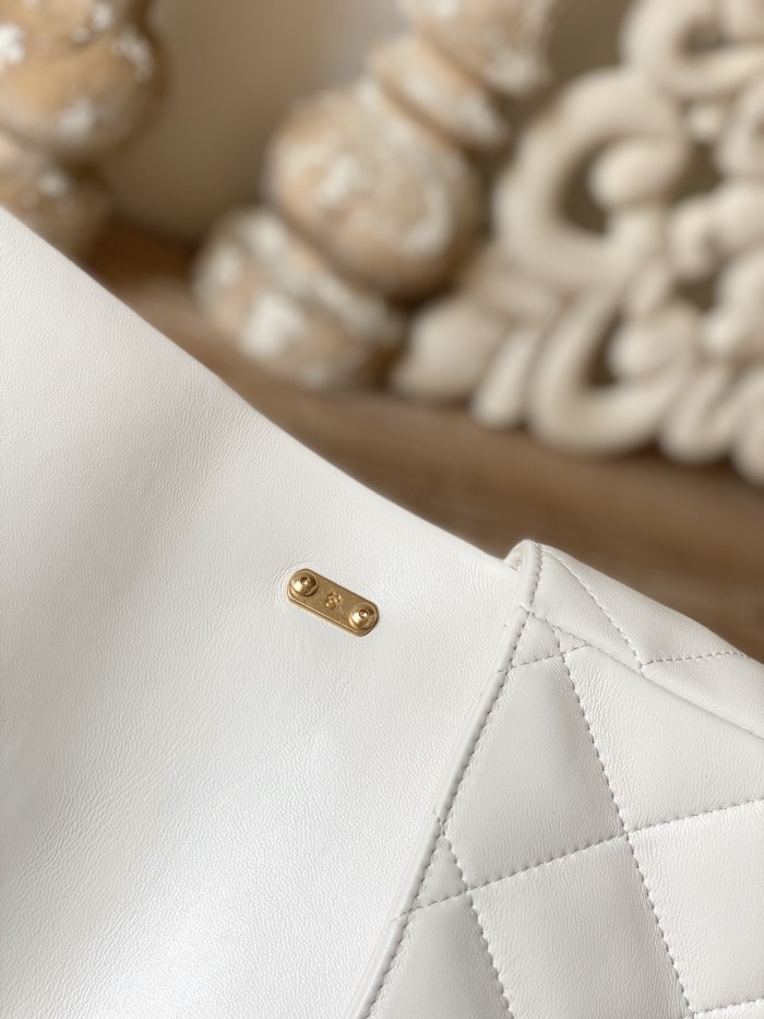 Handbag Chanel 3215 size 18*27*8 cm